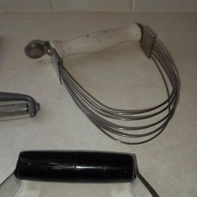 Vintage kitchen utensils - Most have wood handles