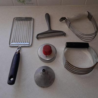 Vintage kitchen utensils - Most have wood handles