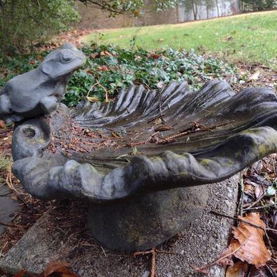 Heavy Resin Bird Bath with Frog Accent Goose Creek