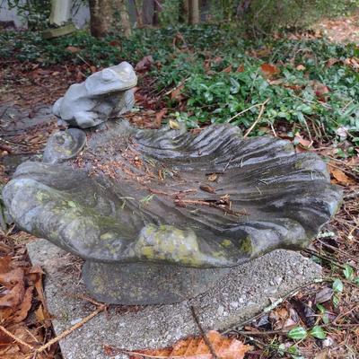 Heavy Resin Bird Bath with Frog Accent Goose Creek