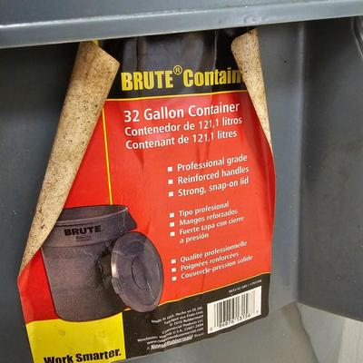 Pair of Brute Rubbermaid 32 Gallon Trash Cans & Lids (G-JS)