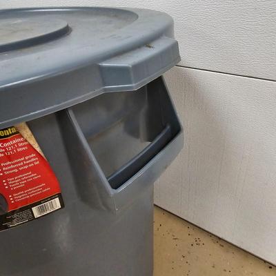 Pair of Brute Rubbermaid 32 Gallon Trash Cans & Lids (G-JS)