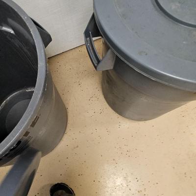 Pair of Brute Rubbermaid 32 Gallon Trash Cans & Lids (G-JS)