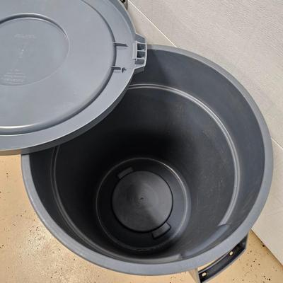Pair of Brute Rubbermaid 32 Gallon Trash Cans & Lids (G-JS)