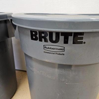Pair of Brute Rubbermaid 32 Gallon Trash Cans & Lids (G-JS)