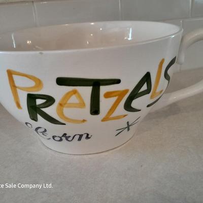 Large chip - popcorn - Peanuts - Pretzel serving bowl mug with 4 smaller bowls.