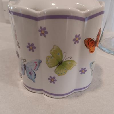 Butterfly canister with lid and two glass vases