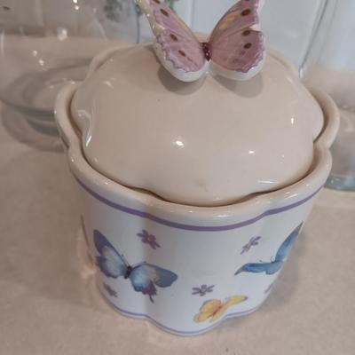 Butterfly canister with lid and two glass vases