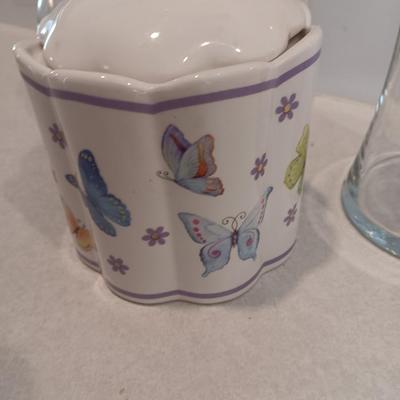 Butterfly canister with lid and two glass vases