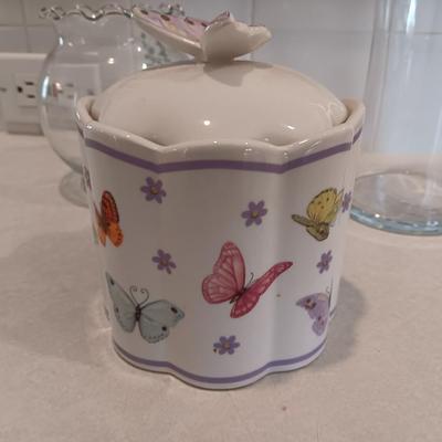 Butterfly canister with lid and two glass vases