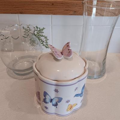 Butterfly canister with lid and two glass vases