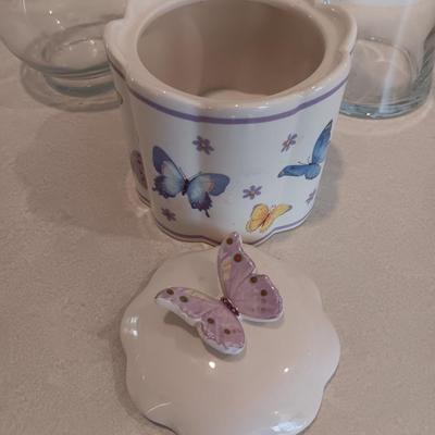 Butterfly canister with lid and two glass vases