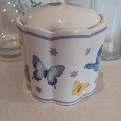 Butterfly canister with lid and two glass vases