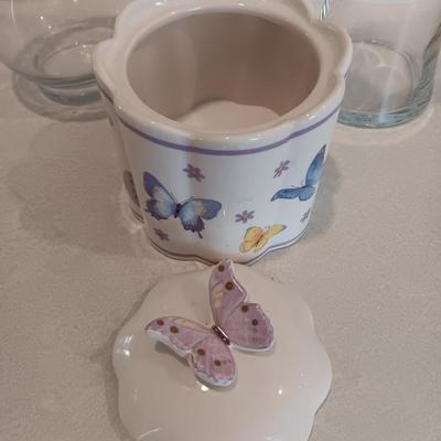 Butterfly canister with lid and two glass vases