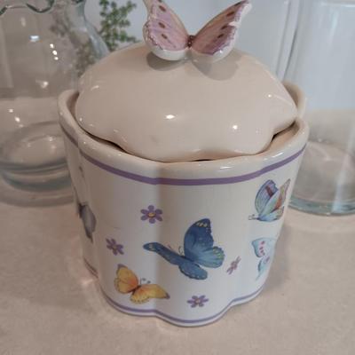 Butterfly canister with lid and two glass vases