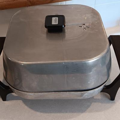 Nice Sunbeam electric skillet with lid