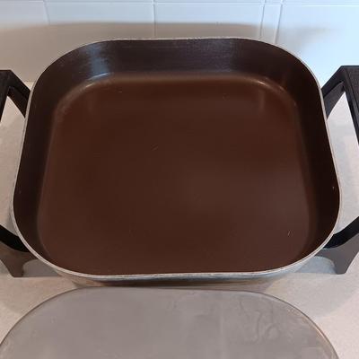 Nice Sunbeam electric skillet with lid