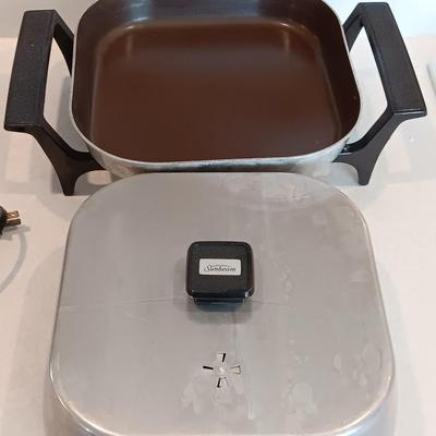 Nice Sunbeam electric skillet with lid