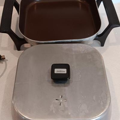 Nice Sunbeam electric skillet with lid