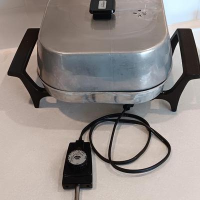 Nice Sunbeam electric skillet with lid