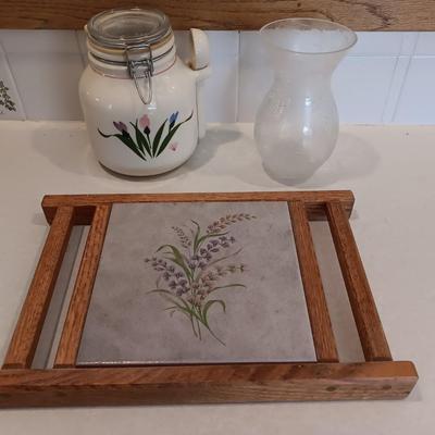 Floral canister with spoon - Hot plate / Cutting board with florals and a vase