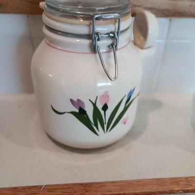 Floral canister with spoon - Hot plate / Cutting board with florals and a vase