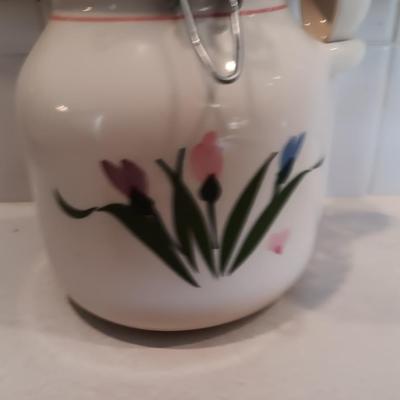 Floral canister with spoon - Hot plate / Cutting board with florals and a vase