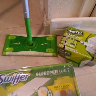 Swiffer sweeper wet mop with swiffer pads