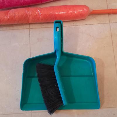 Dusting tools and dust pans