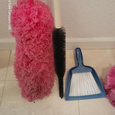 Dusting tools and dust pans