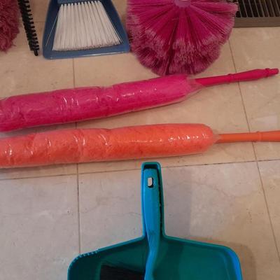 Dusting tools and dust pans