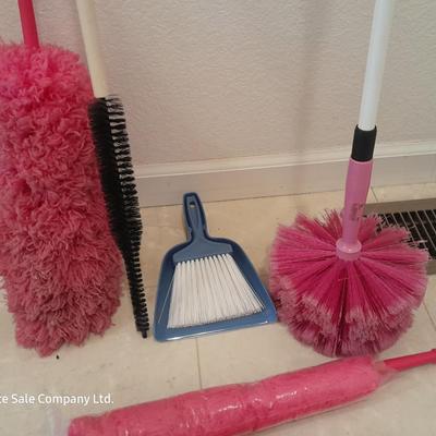Dusting tools and dust pans