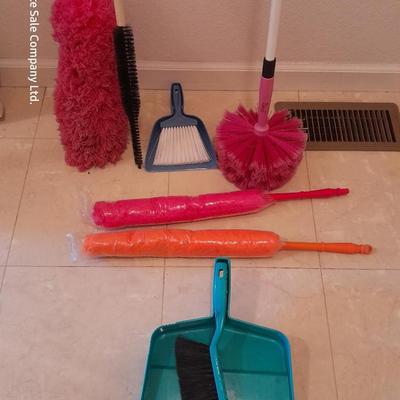 Dusting tools and dust pans