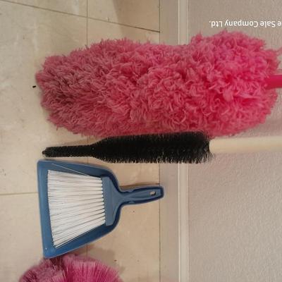 Dusting tools and dust pans