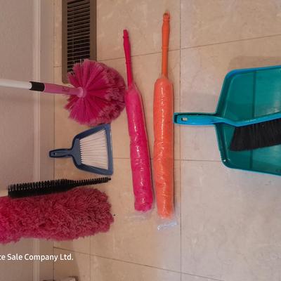 Dusting tools and dust pans