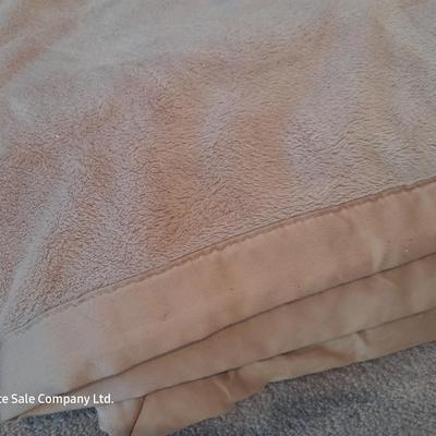 Queen size VERY SOFT Berkshire blanket