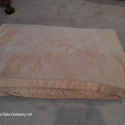 Queen size VERY SOFT Berkshire blanket