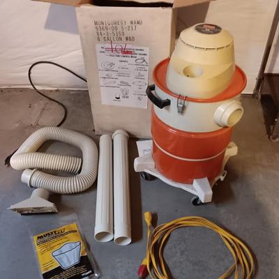 Vintage RETRO metal Montgomery Wards 6 gallon wet & dry vacuum cleaner with attachments