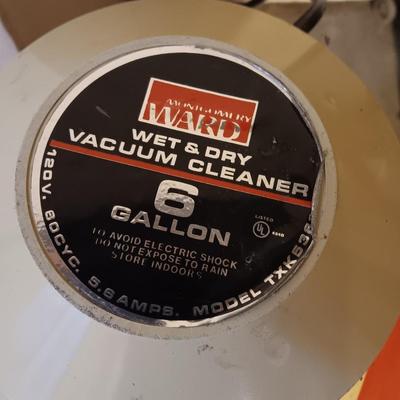Vintage RETRO metal Montgomery Wards 6 gallon wet & dry vacuum cleaner with attachments