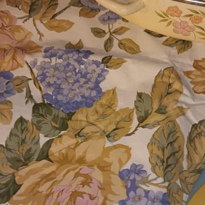 Roasting pan with lid - matching tablecloth and two Melmac like platters blue & yellow