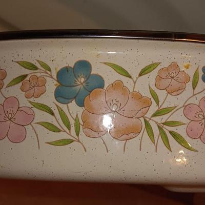 Roasting pan with lid - matching tablecloth and two Melmac like platters blue & yellow