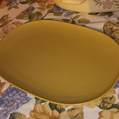 Roasting pan with lid - matching tablecloth and two Melmac like platters blue & yellow