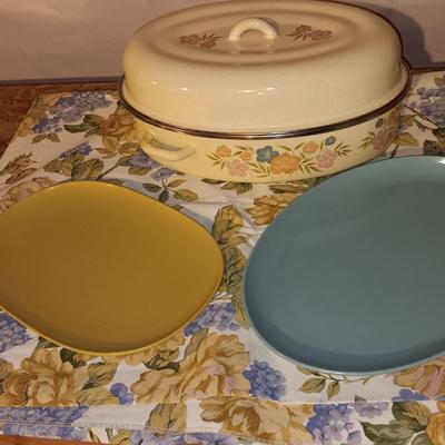 Roasting pan with lid - matching tablecloth and two Melmac like platters blue & yellow