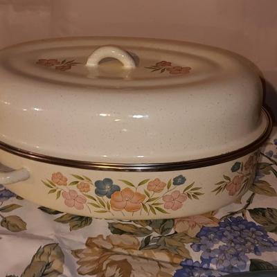 Roasting pan with lid - matching tablecloth and two Melmac like platters blue & yellow