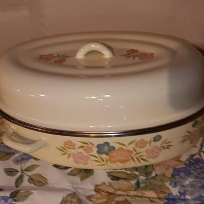 Roasting pan with lid - matching tablecloth and two Melmac like platters blue & yellow