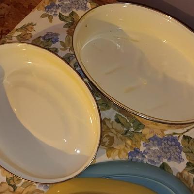 Roasting pan with lid - matching tablecloth and two Melmac like platters blue & yellow
