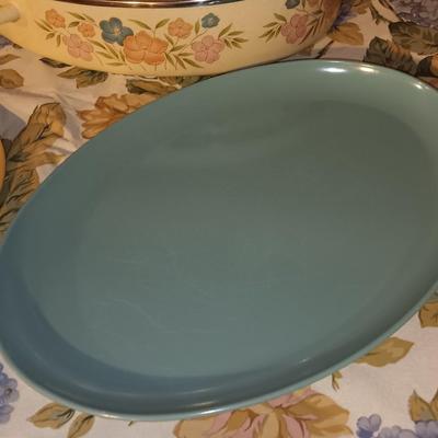 Roasting pan with lid - matching tablecloth and two Melmac like platters blue & yellow