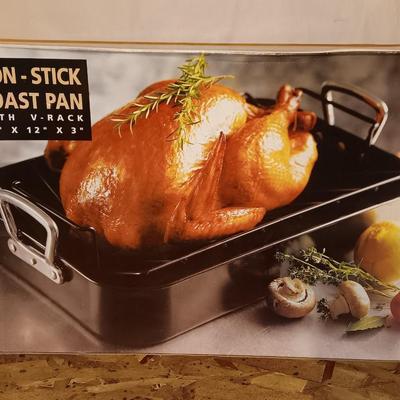 Innovations New Non stick roast pan with V rack with large plastic platter