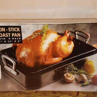 Innovations New Non stick roast pan with V rack with large plastic platter