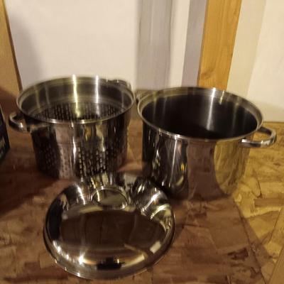 Stock pot with strainer insert and lid